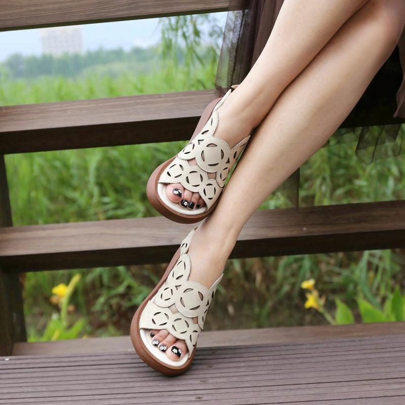 Damen-sandalen Aus Leder Mit Hohlem Dickem Boden Und Retro-plateau