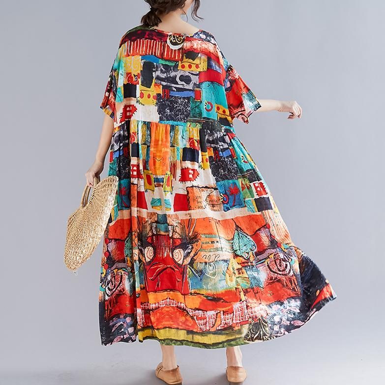 Kurzärmliges Sommerkleid Mit Abstraktem Muster Und Geraffter Taille