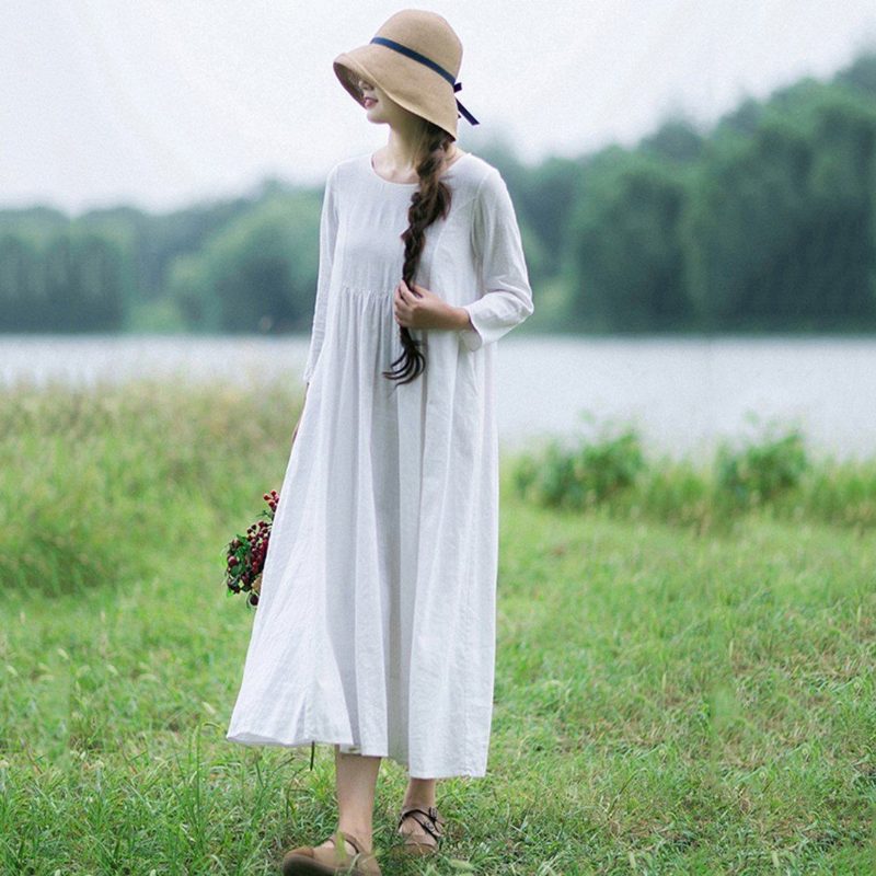 Ländliches Modekleid Aus Weißem Leinen Mit Langen Ärmeln