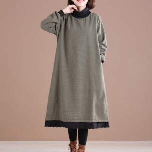 Lockeres Mittellanges Samtkleid Mit Rollkragen